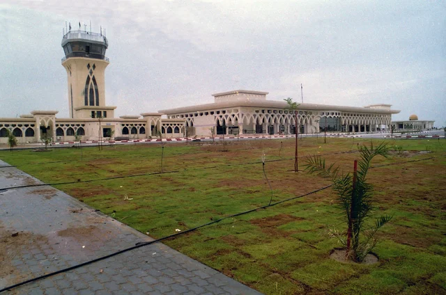 صورة تاريخية لمبنى المسافرين وبرج المراقبة في مطار غزة الدولي عام 2000.